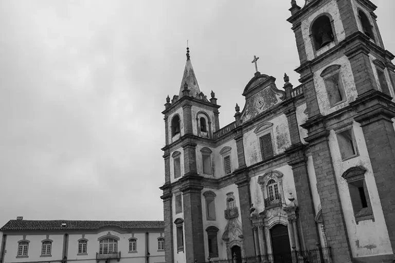 Fachada principal da Sé Catedral de Portalegre vista em dia nublado