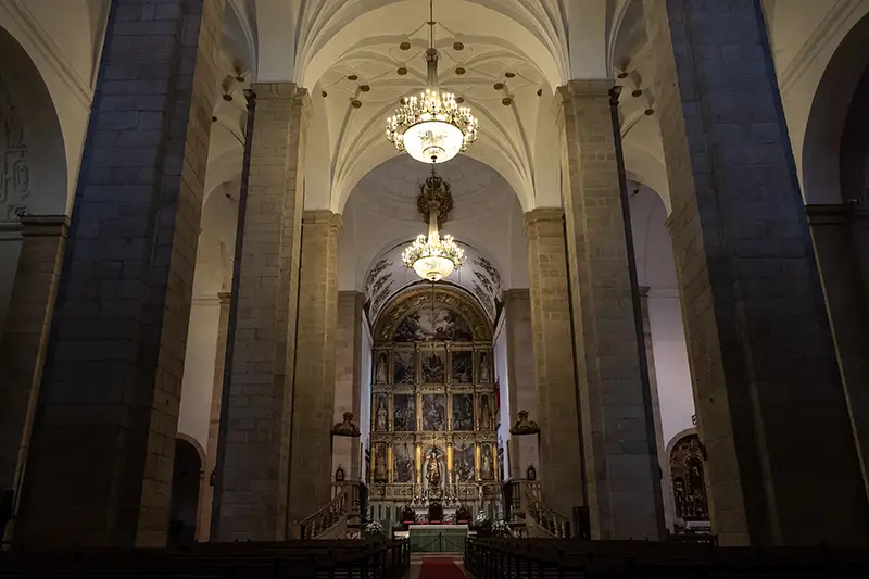 Retábulo principal e capela-mor da Sé Catedral de Portalegre iluminados por candelabros