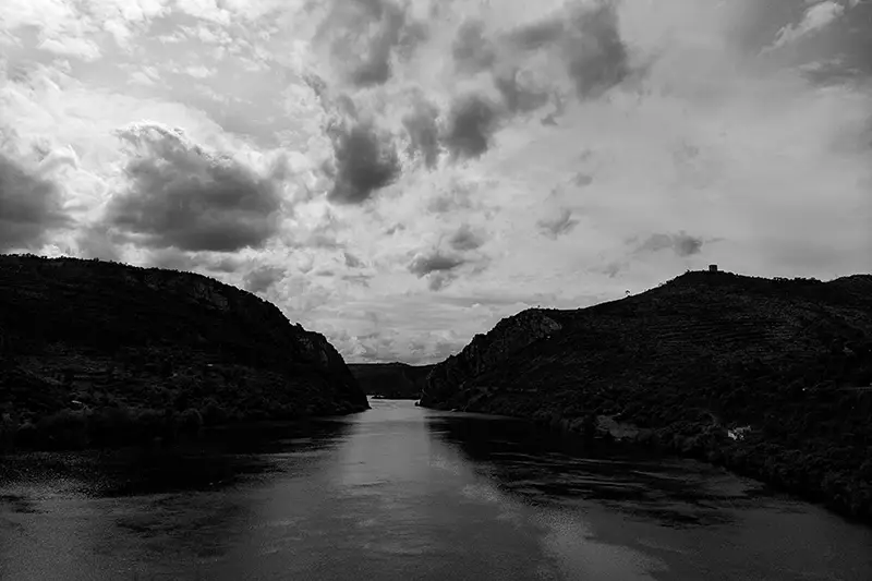 Vista das Portas de Ródão e do Tejo em preto e branco com o Castelo do Rei Wamba ao fundo