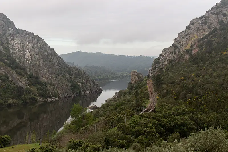 Vista das Portas de Ródão com linha ferroviária junto ao Tejo