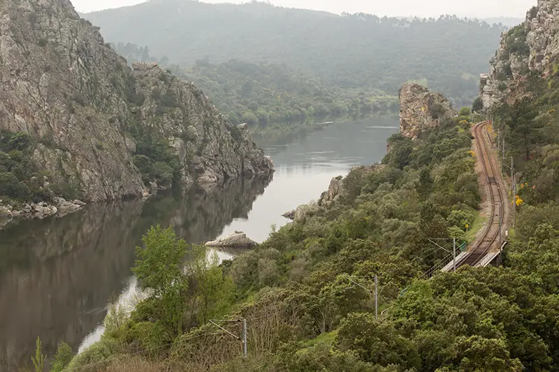 Portas de Ródão vistas de Nisa, com linha férrea junto ao rio Tejo
