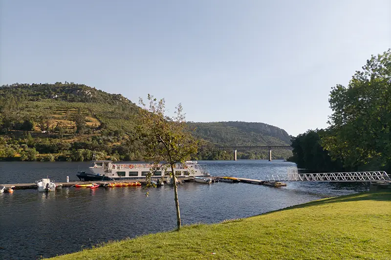 Cais fluvial de Vila Velha de Ródão com barcos atracados no rio Tejo