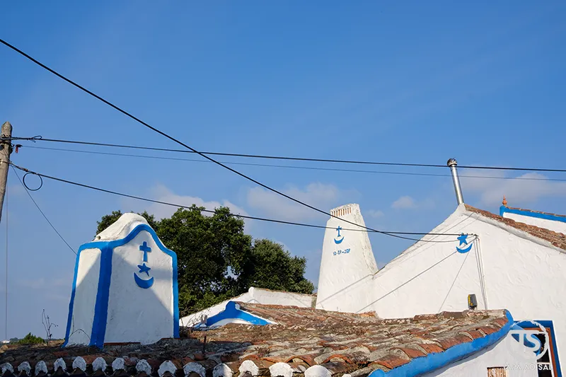 Chaminés caiadas com símbolos azuis na Aldeia José Franco em Mafra