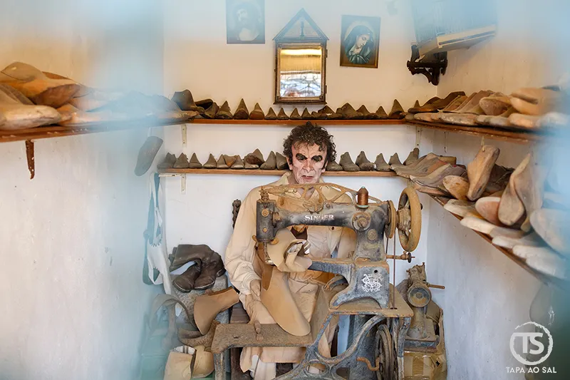 Boneco de sapateiro com máquina antiga na Aldeia José Franco em Mafra
