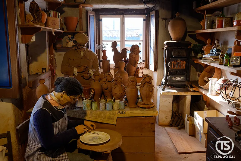 Representação de José Franco e esposa a trabalhar o barro na Aldeia José Franco em Mafra