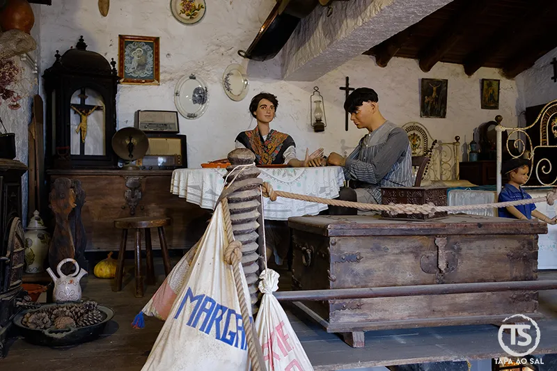 Representação de família saloia no interior de casa na Aldeia José Franco em Mafra