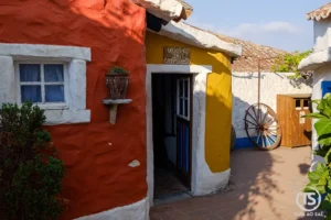 Oficina do carpinteiro na Aldeia José Franco com paredes coloridas em Mafra