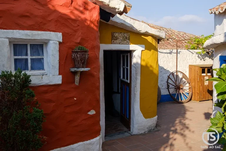 Oficina do carpinteiro na Aldeia José Franco com paredes coloridas em Mafra