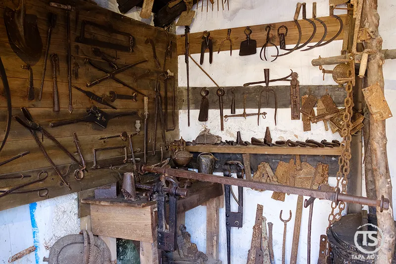 Oficina com ferramentas antigas do ferreiro na Aldeia José Franco em Mafra