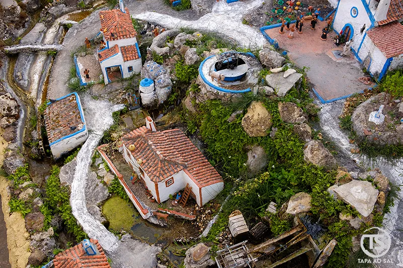 Miniaturas de casas e capela na Aldeia José Franco em Mafra