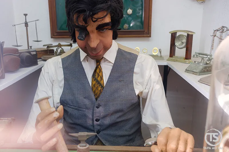Boneco de relojoeiro em oficina tradicional na Aldeia José Franco em Mafra