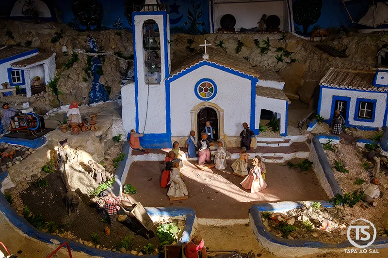 Capela em miniatura com figuras de barro na Aldeia José Franco em Mafra