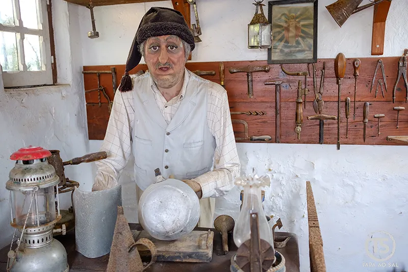 Oficina de artesão com ferramentas antigas na Aldeia José Franco em Mafra