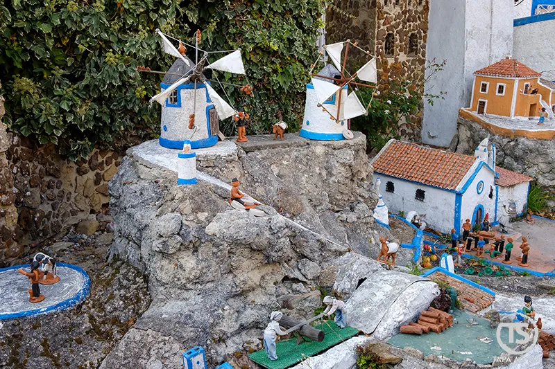 Moinhos em miniatura e figuras tradicionais na Aldeia José Franco em Mafra