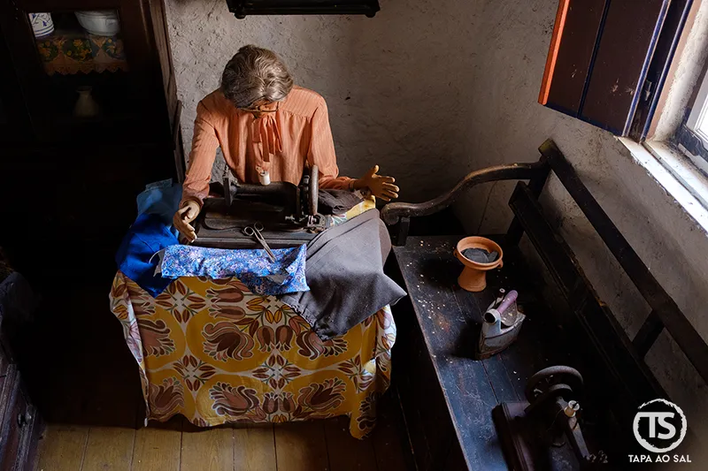 Boneco de costureira com máquina antiga na Aldeia José Franco em Mafra