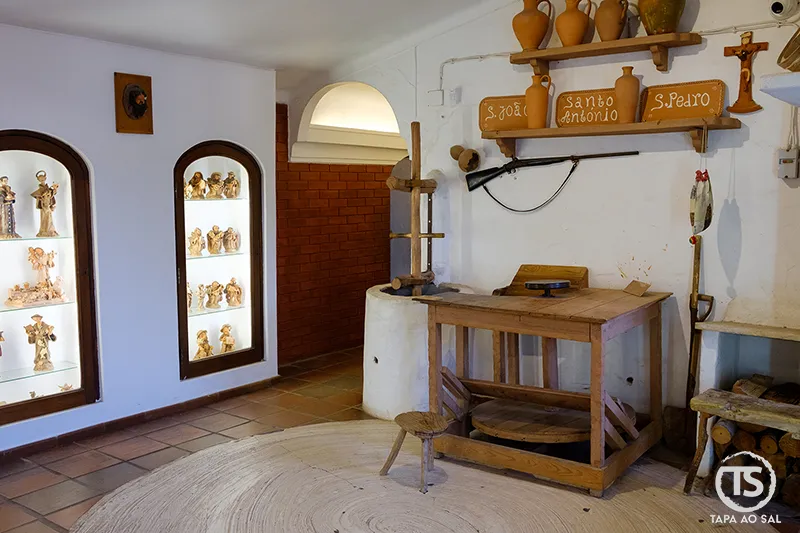 Oficina de oleiro com peças de barro expostas na Aldeia José Franco em Mafra