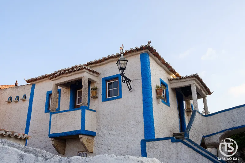 Casa típica com varanda azul na Aldeia José Franco em Mafra