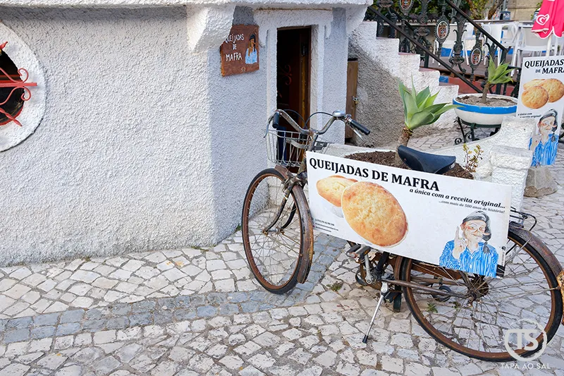 Bicicleta com cartaz das queijadas de Mafra na Aldeia José Franco
