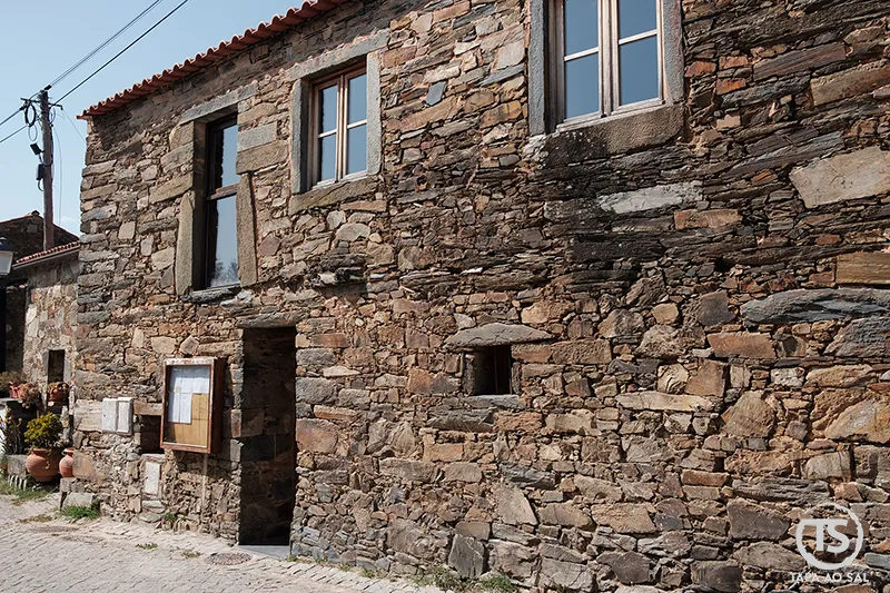 Fachada em xisto do restaurante Casa Ti’ Augusta na Aldeia da Figueira