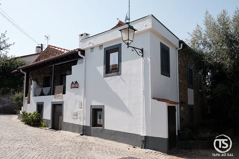 Casa dos Laias com fachada branca na Aldeia da Figueira em Proença-a-Nova