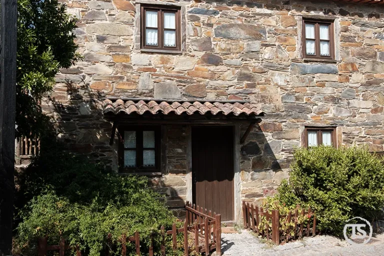 Casa tradicional de xisto na Aldeia da Figueira com portas e janelas de madeira