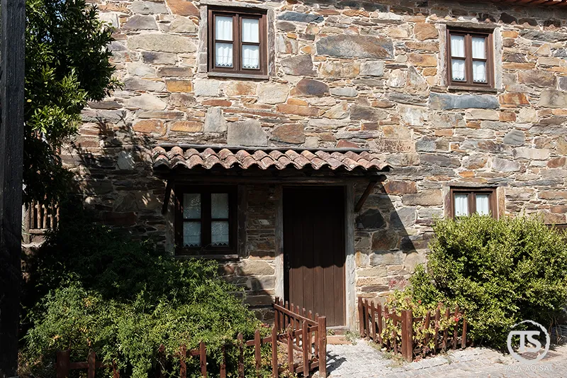 Casa tradicional de xisto na Aldeia da Figueira com portas e janelas de madeira
