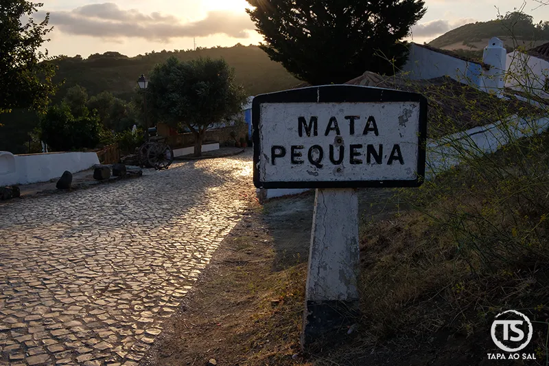 Placa de entrada da Aldeia da Mata Pequena ao entardecer