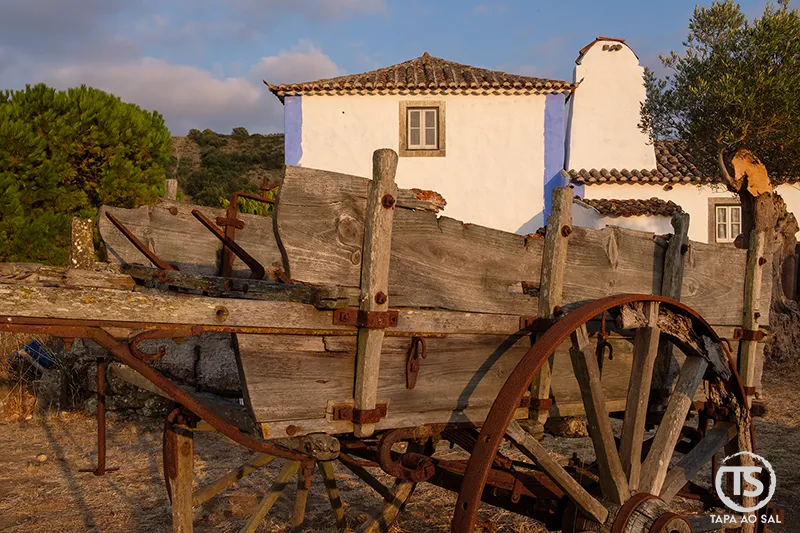 Carroça antiga de madeira na Aldeia da Mata Pequena em frente a casas caiadas