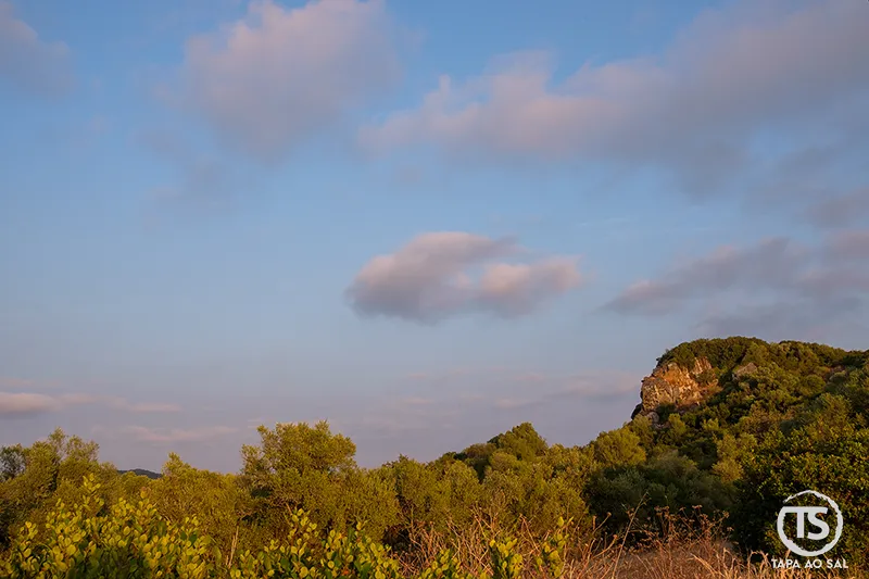 Penedo do Lexim visto da Aldeia da Mata Pequena ao entardecer