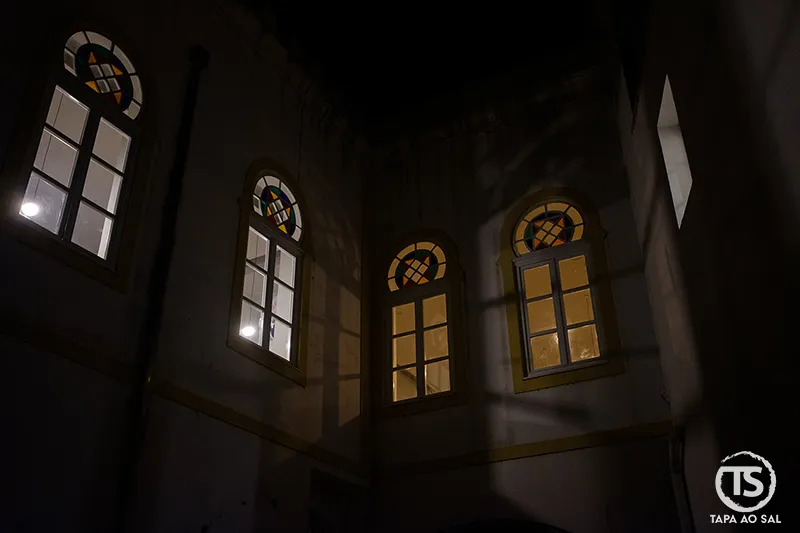 Janelas iluminadas com vitrais coloridos à noite nas Caldas de Monchique