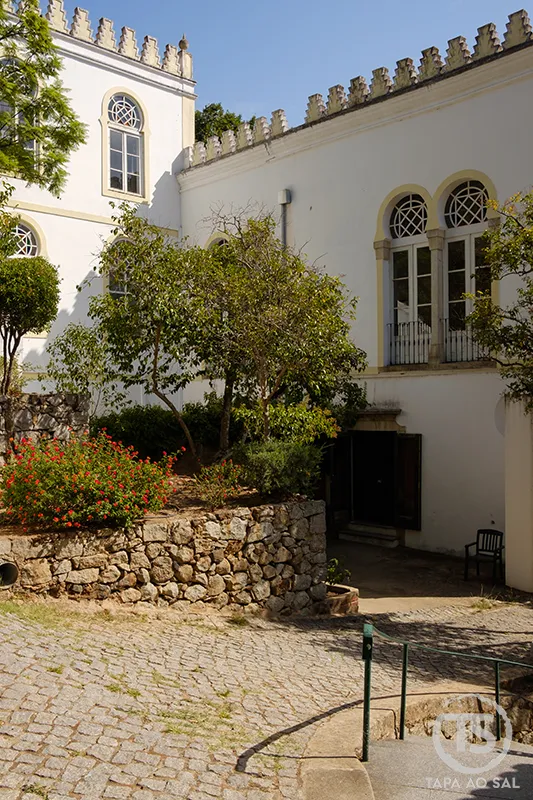 Fachada histórica das Caldas de Monchique com janelas góticas e jardim em pedra