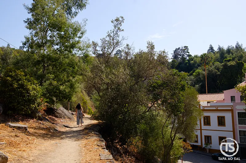 Mulher caminhando em trilho junto à Villa Termal das Caldas de Monchique