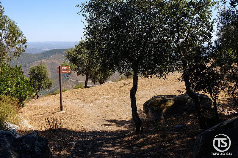 Placa de sinalização para o Castelo de Alferce e Passadiços do Barranco do Demo, com vista para a serra de Monchique.