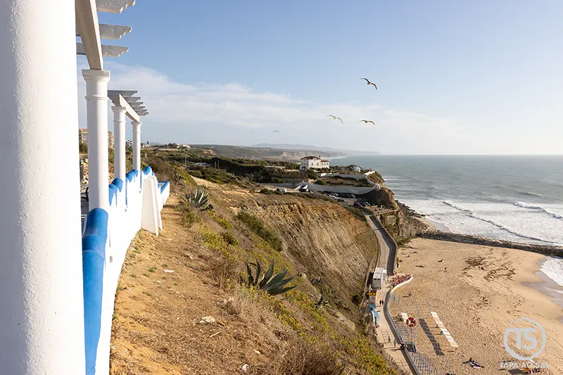 Ericeira o que visitar miradouro com colunas brancas sobre a praia e falésia atlântica
