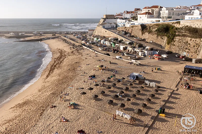 Ericeira o que visitar Praia dos Pescadores com areal amplo, barcos e casario sobre a falésia