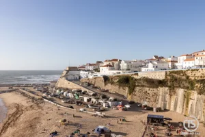 Ericeira o que visitar com vista da Praia dos Pescadores e do casario branco sobre a falésia