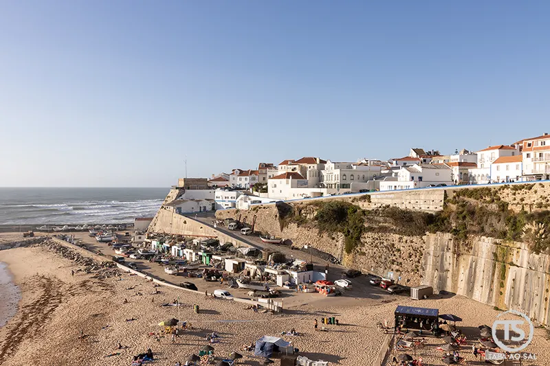 Ericeira o que visitar com vista da Praia dos Pescadores e do casario branco sobre a falésia