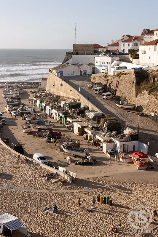Ericeira o que visitar no porto da Praia dos Pescadores com barcos, armazéns e falésia