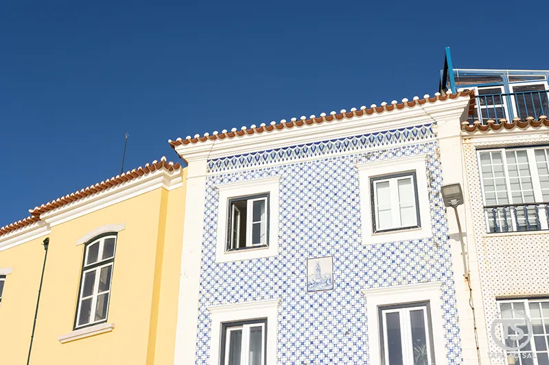 Ericeira o que visitar fachada de prédio com azulejos azuis e amarelos no centro histórico