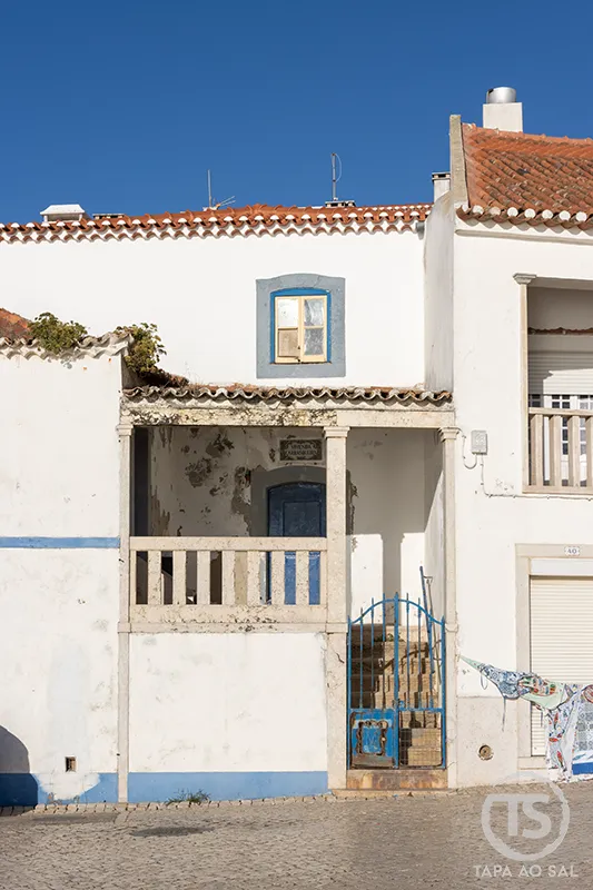 Ericeira o que visitar casa tradicional com fachada branca e detalhes azuis no centro histórico