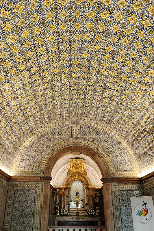 Ericeira o que visitar interior da capela com altar dourado e teto coberto de azulejos