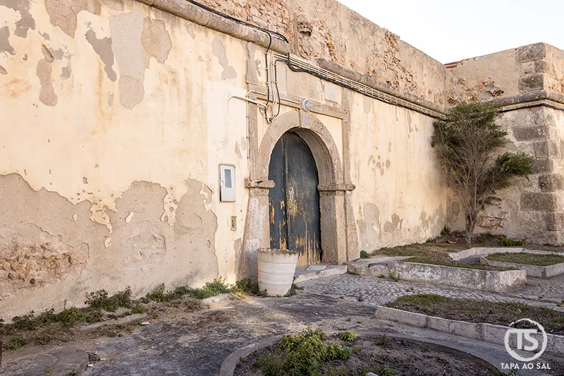 Ericeira o que visitar entrada antiga do Forte de Nossa Senhora da Natividade com portas de madeira