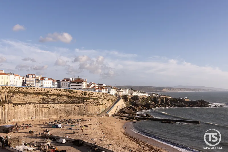 Ericeira o que visitar com vista da falésia sobre a Praia dos Pescadores e o Atlântico