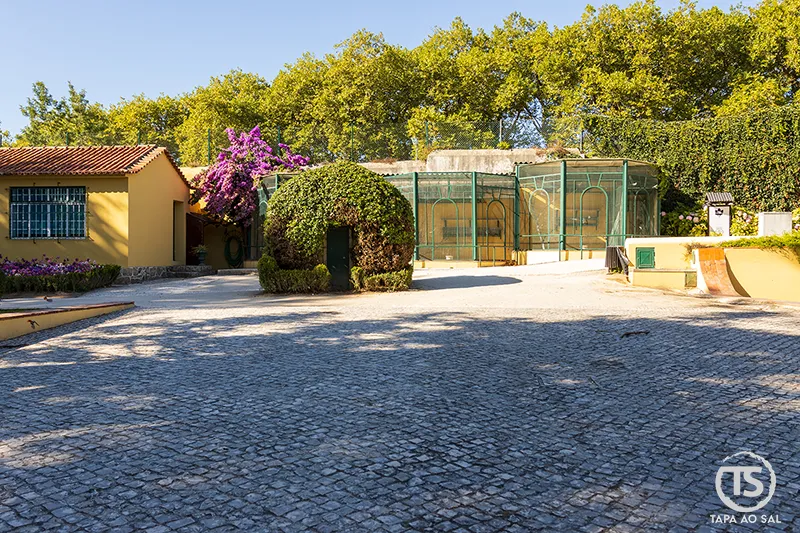 Entrada lateral com viveiros históricos no Jardim do Cerco Mafra