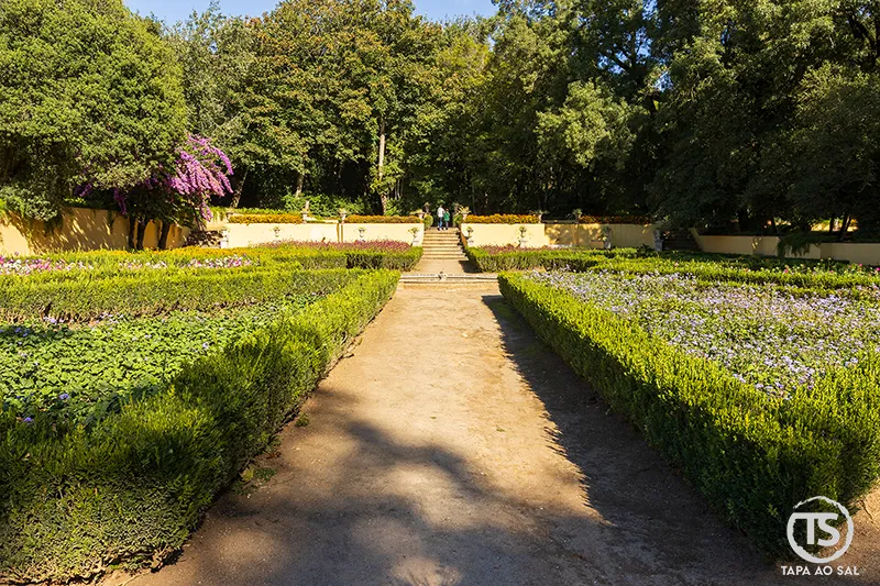 Canteiros geométricos e caminho central no Jardim do Cerco Mafra