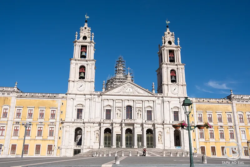 Mafra o que visitar: fachada do Palácio Nacional com basílica e torres sineiras