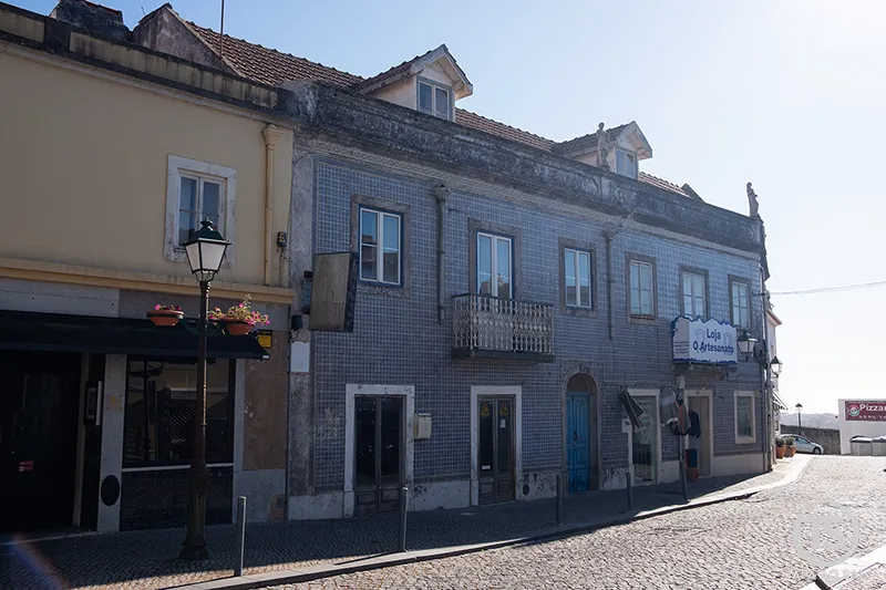 Mafra o que visitar: fachada com azulejos e loja de artesanato no centro da vila