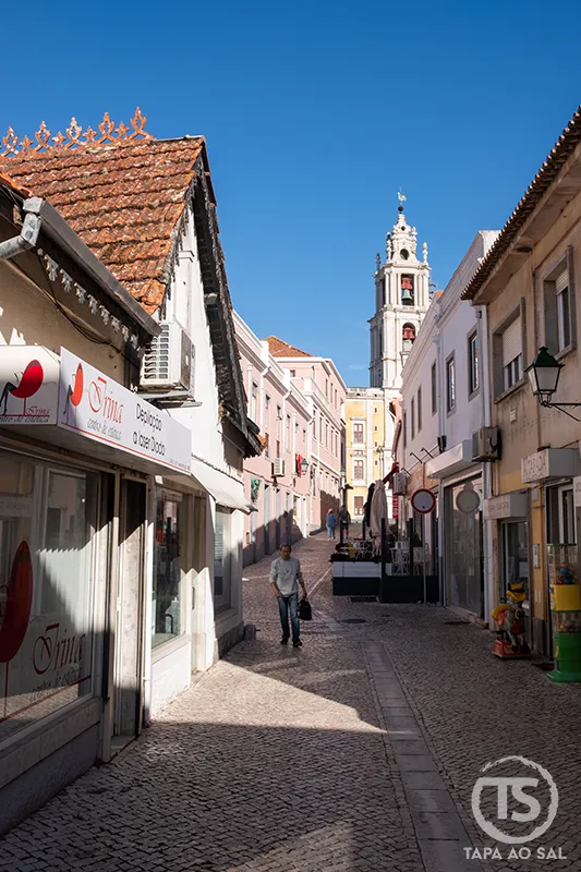 Mafra o que visitar: rua comercial com vista para torre do Palácio Nacional