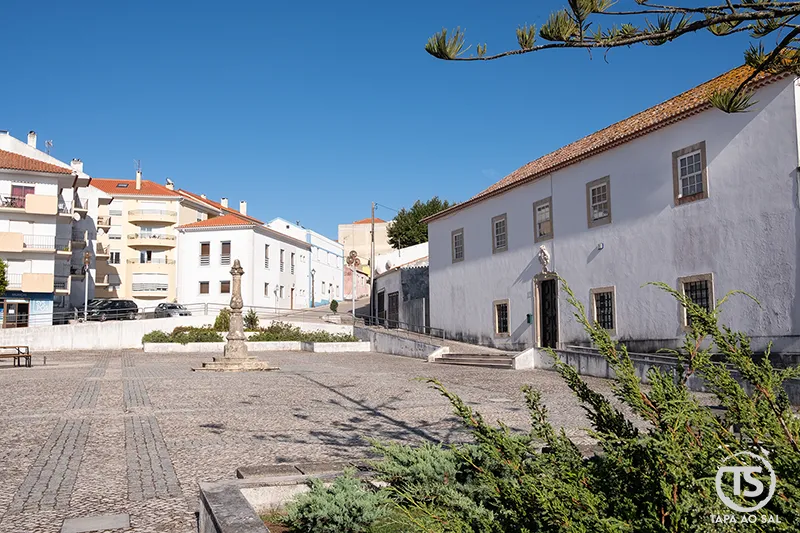Mafra o que visitar: Antigas Casas da Câmara e pelourinho em praça histórica