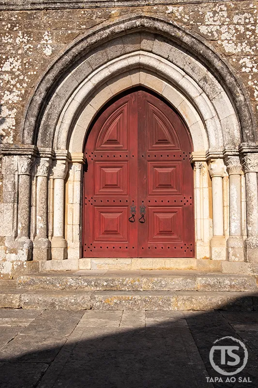 Mafra o que visitar: portal gótico da Igreja de Santo André com porta vermelha ornamentada